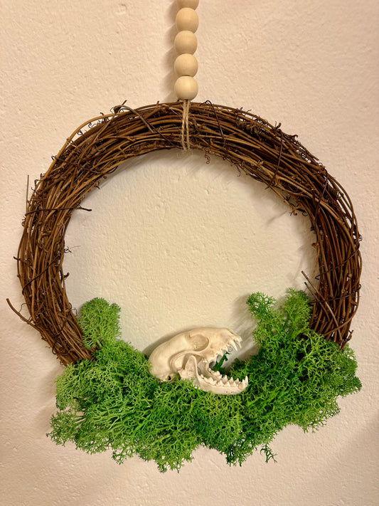 Weidenkranz mit Marderschädel und Islandmoos