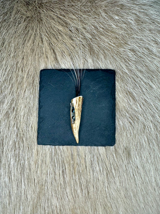 Hutnadel Hasenbart mit Reh 1