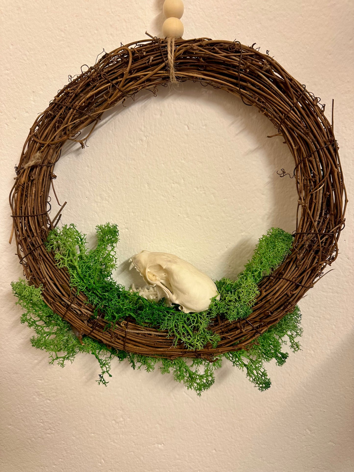 Weidenkranz mit Marderschädel und Islandmoos