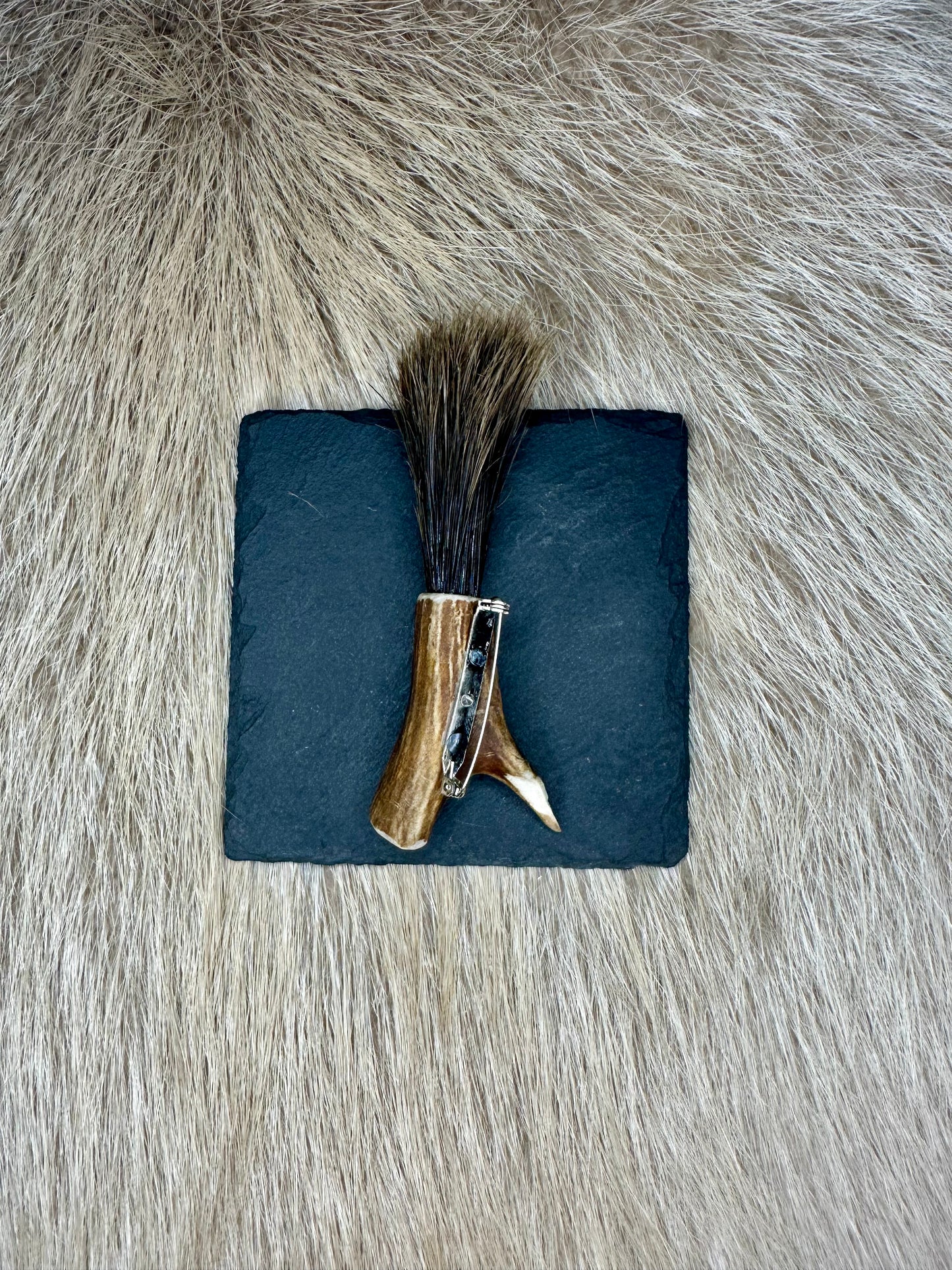 Épingle à chapeau en soies de sanglier 1