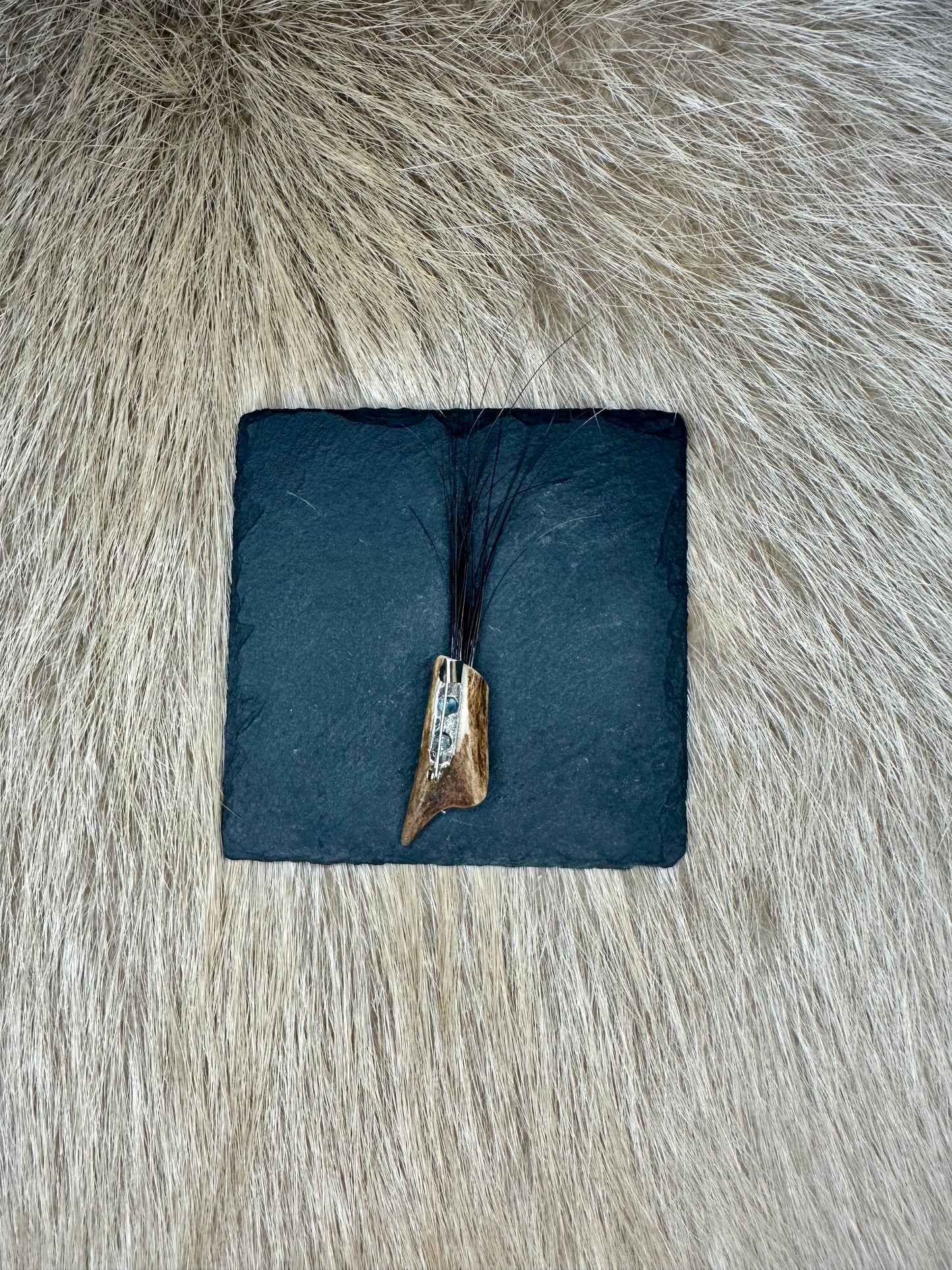 Hutnadel Hasenbart mit Reh 2