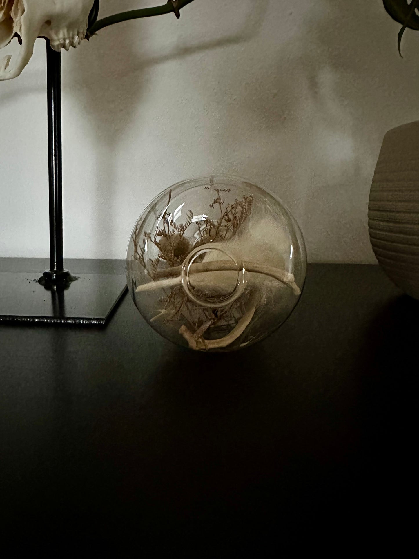 Gläserner Kerzenständer mit Fuchsrippen & Trockenblumen