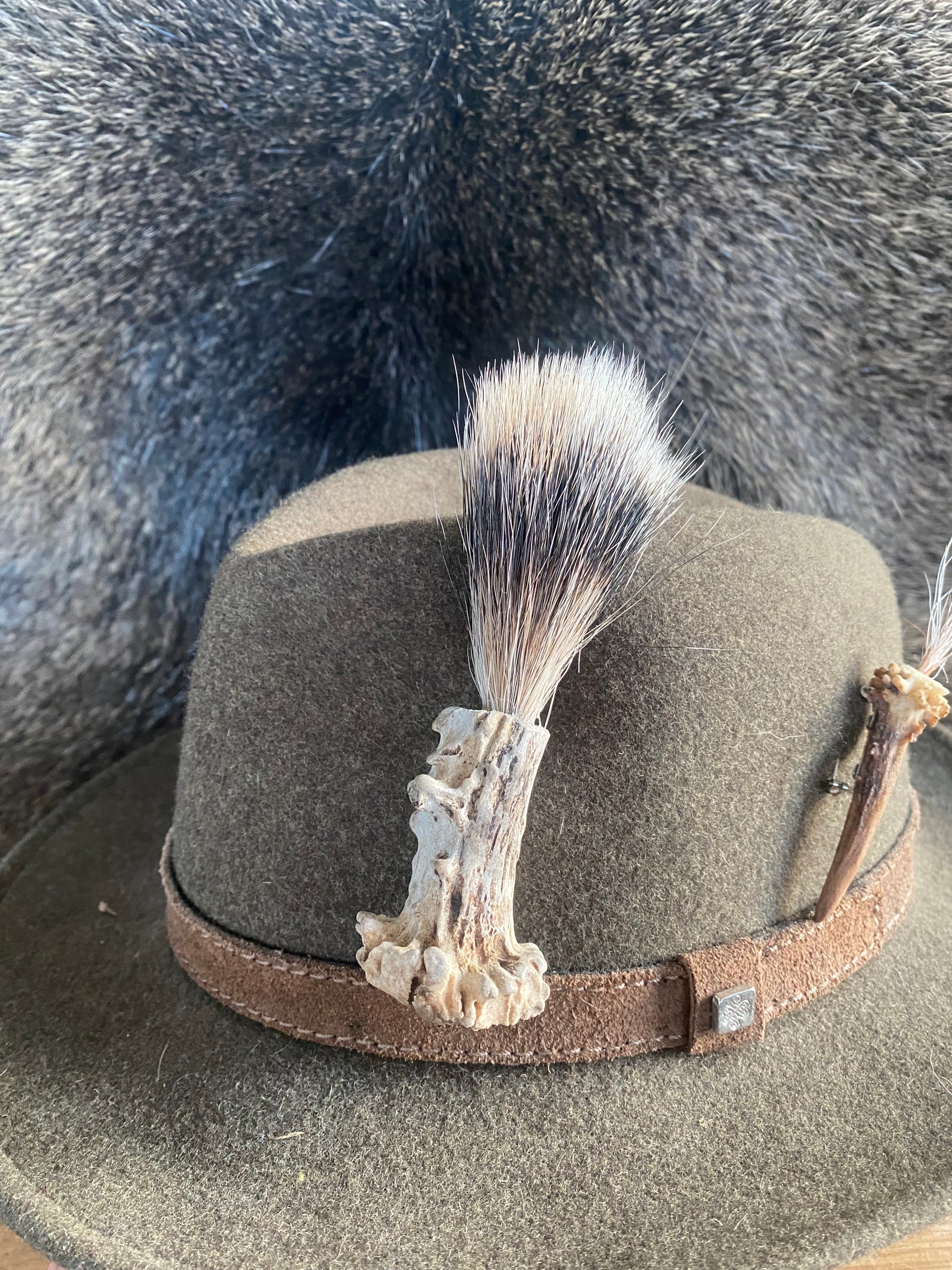 Selbstgemachte Hutnadel als Trachten oder Jagdschmuck sowohl an der Jacke als auch am Hut zu tragen. Gemacht aus einem alten Stück Rehgeweih in das ein Dachsbart eingelassen wurden.